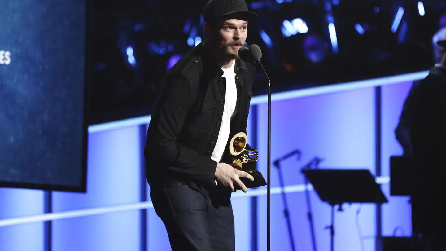 Steve William Johnson med en Grammy i hånden under showet i 2015.
