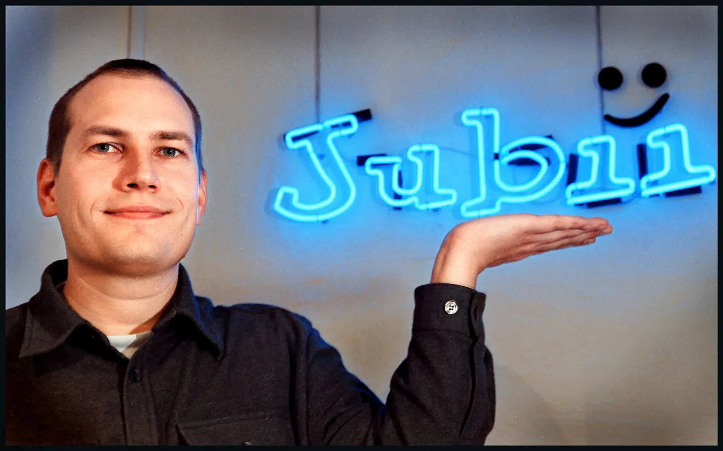 Martin Thorborg (billedet), medstifter af internetvirksomheden Jubii, var glad dagen derpå for salget af Jubii til det svenske Spray for et hemmeligt tocifret millionbeløb. Thorborg er her fotograferet torsdag marts 16, 2000 efter offentliggørelsen af slaget. (Foto: BAX LINDHARDT/SCANPIX NORDFOTO 2000)