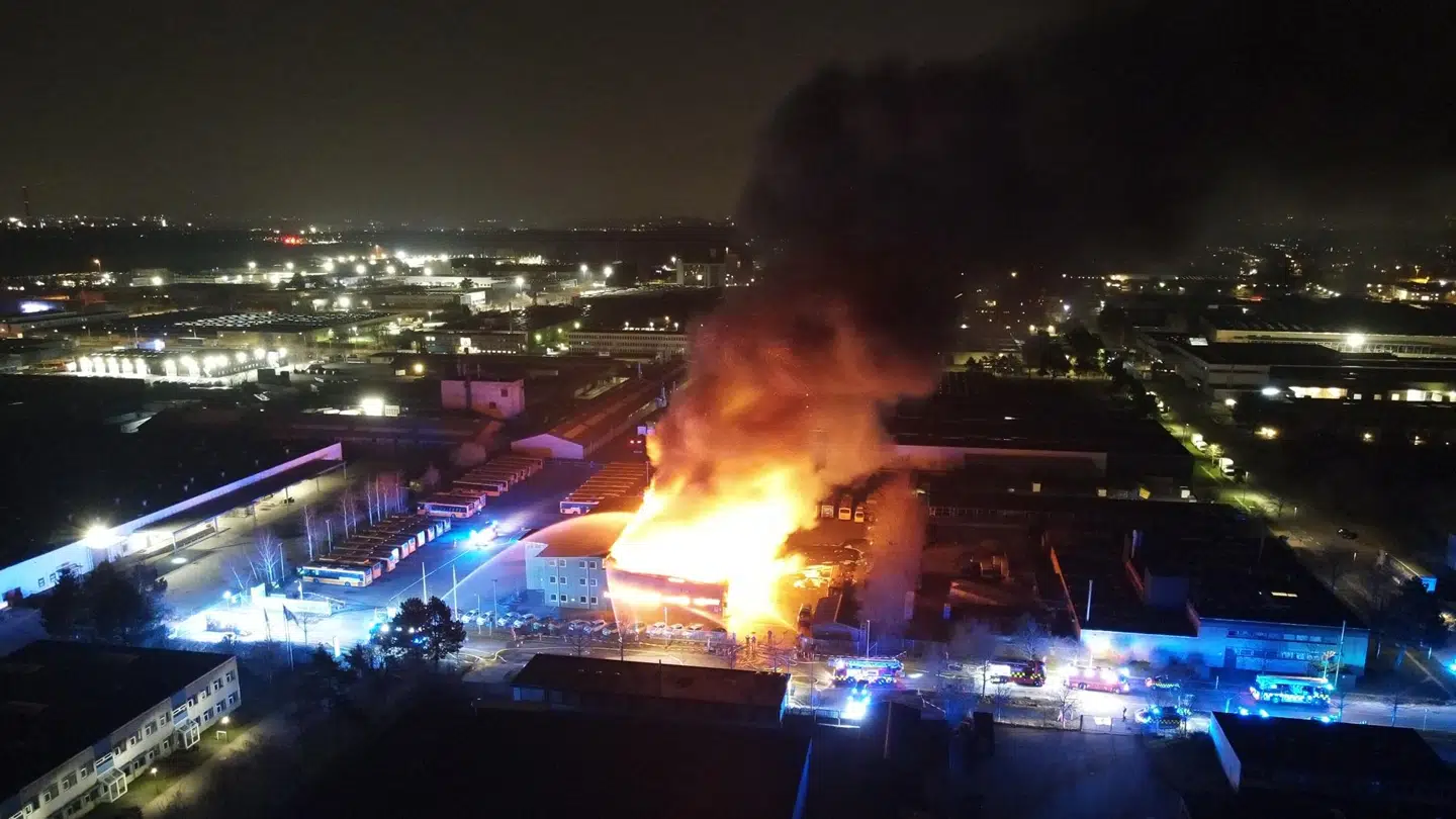 Slukningen af branden har stået på i flere timer og forventes at tage det meste af dagen.