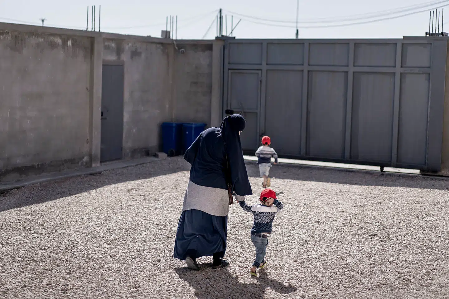 Sammen med sine to sønner er »Nadia« en af de tre mødre, som har mistet deres danske statsborgerskab. Og hendes to sønner er blandt de fem børn, som regeringen gerne vil hjælpe til Danmark. Men det bliver uden »Nadia«. Berlingske har tidligere mødt kvinden, hvis navn er opdigtet, i en skurvogn i al-Roj-fangelejren.