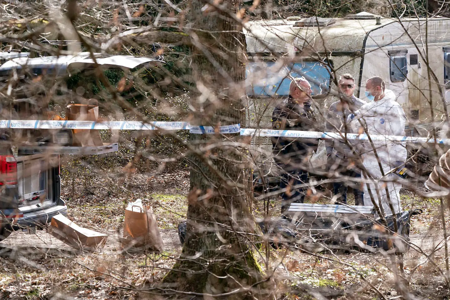 Her ses politiet nær en campingvogn i byen Höör. Man er mulivis ved at afsøge beviser i og omkring den.