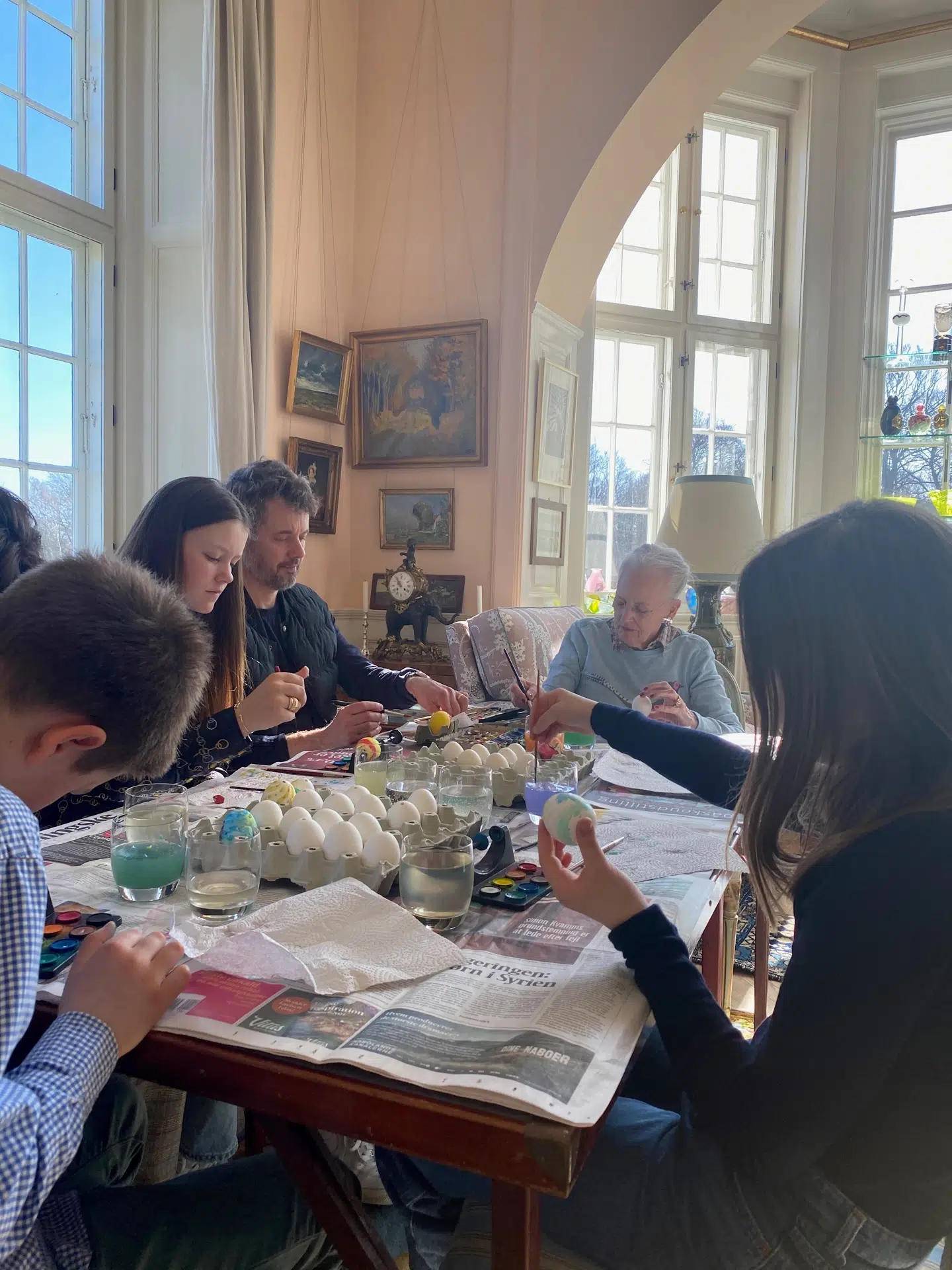 Hele familien i gang med æg og pensel. Foto Kongehuset.