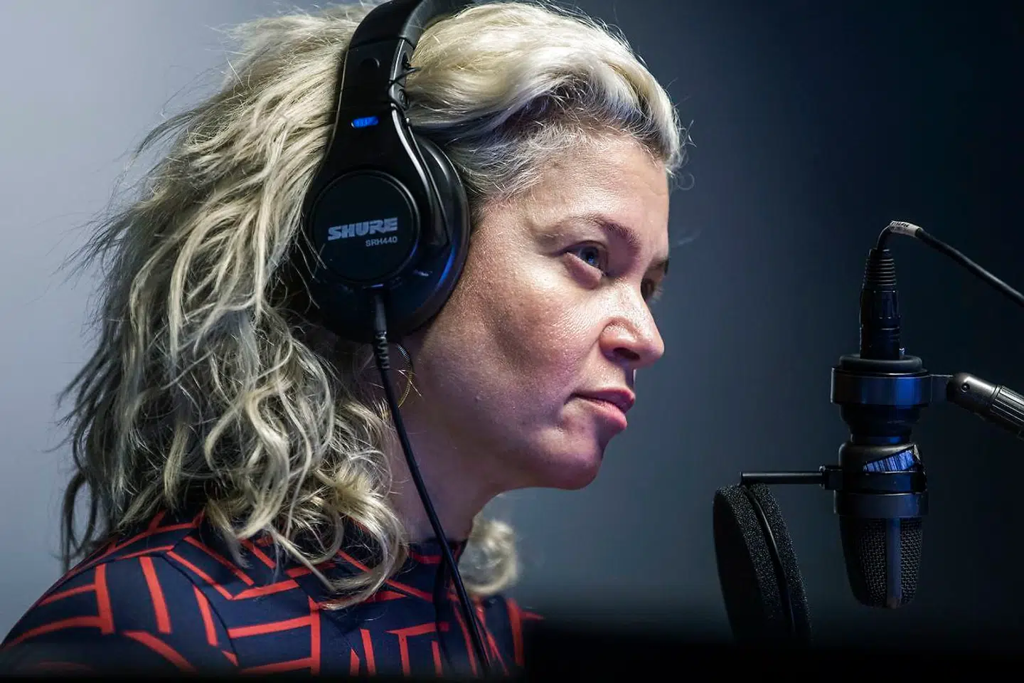 »Utroskab og svigt er det mest frygtelige, jeg har oplevet. Især fordi det har præget mig i mange år efterfølgende. Jeg har frygtet, at jeg aldrig ville kunne stole på nogen,« siger Sara Bro, der er vært på radioprogrammet »Sara og Monopolet« og podcasten »Hjerteflimmer for voksne«.