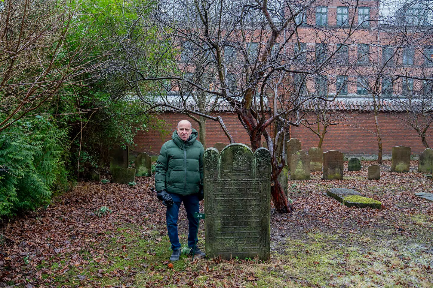 Bent Blüdnikow ved David Israel fra 1693. Ifølge den hebraiske tekst var David Israel en troende mand.