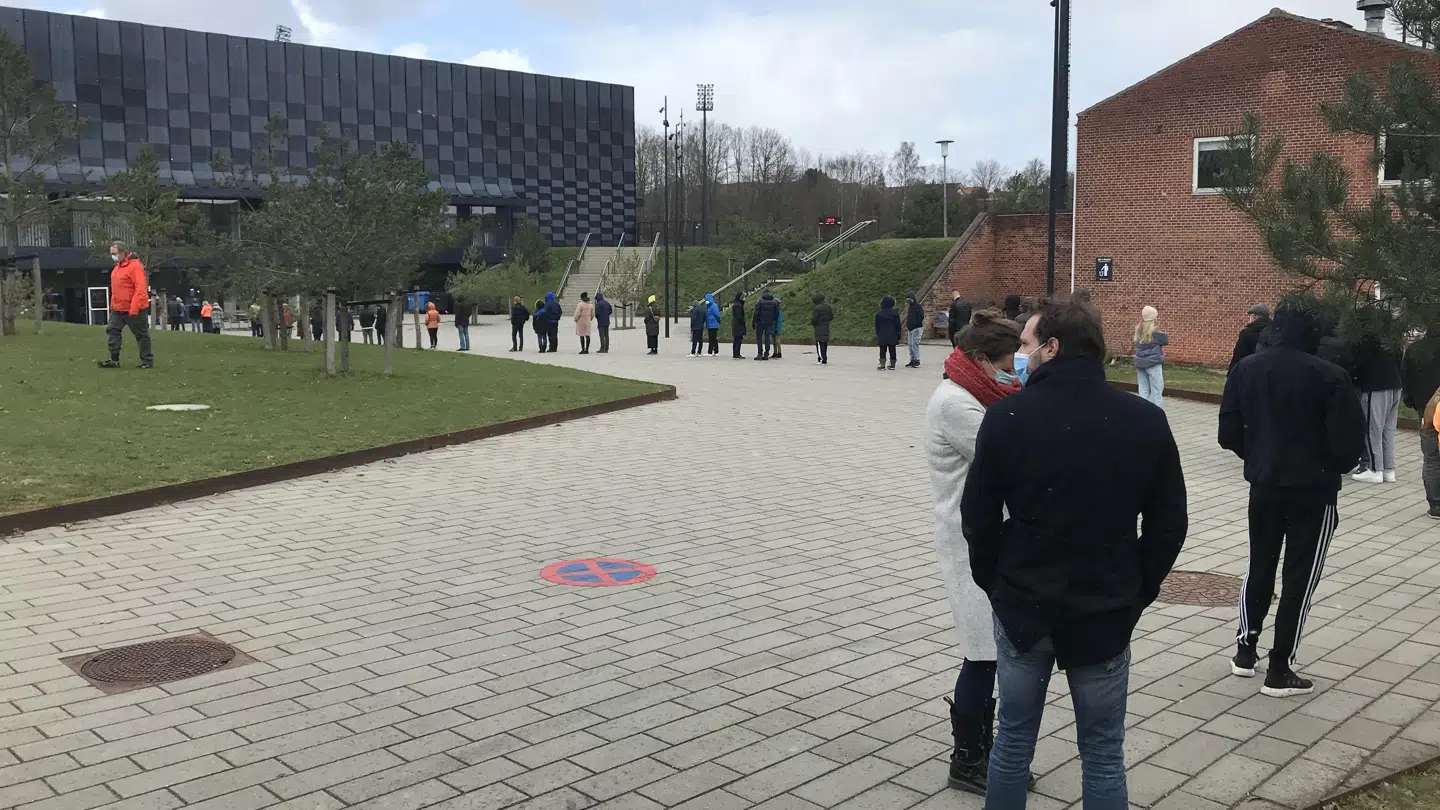 Der er lang kø til en coronatest i Gentofte, som man kan se herunder.