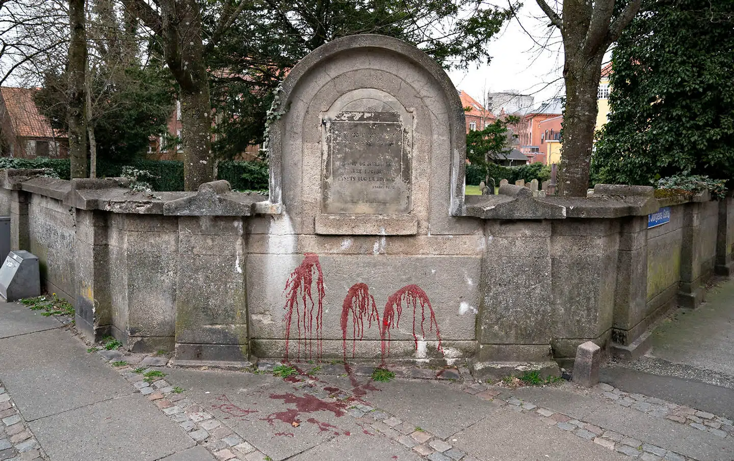 Natten til søndag blev der begået hærværk mod den jødiske kirkgård på Sankt Jørgens Gade i Aalborg. En eller flere personer havde smidt rød maling på muren til kirkegården. I området var der også placeret hadefulde løbesedler fra Nordfront med anti-jødiske udsagn.