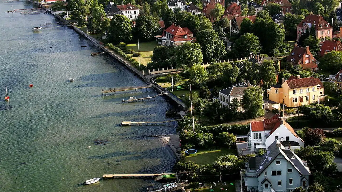 Der er lækkert langs Øresundskysten i Hellerup, og det afspejles også i priserne på villaerne.