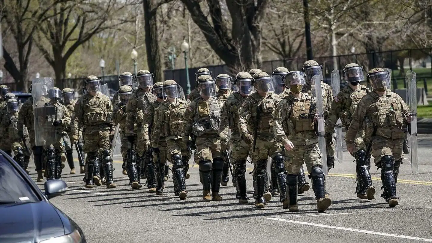 Her ses nationalgarden ankomme til Constitution Avenue i Washington D.C. i forbindelse med angrebet 2. april.