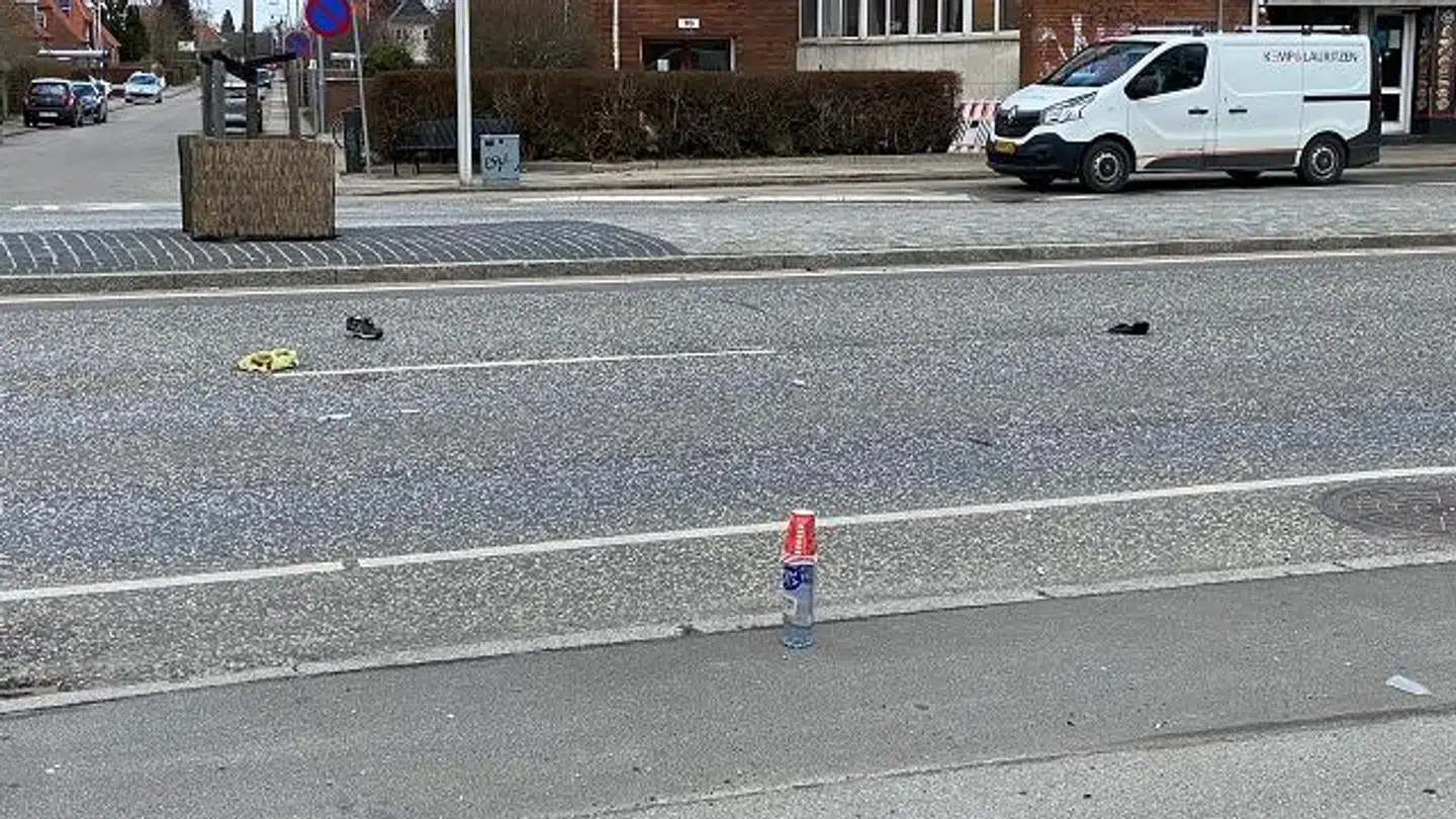 En sko på vejen vidner om det alvorlige uheld.