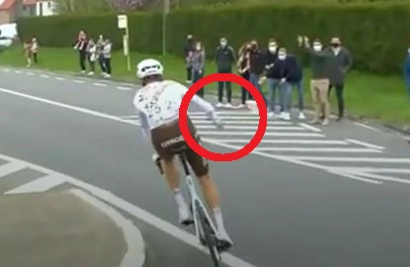 Her forbryder Michael Schär sig mod de nye UCI-regler. Få minutter senere blev schweizeren smidt ud af Flandern Rundt 2021.