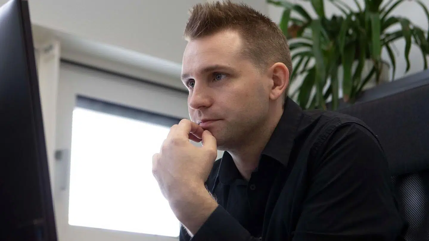 Den østrigske privatlivsaktivist Max Schrems har indbragt Google for datatilsynet i Frankrig for ulovlig sporing af Android-mobilbrugerne.