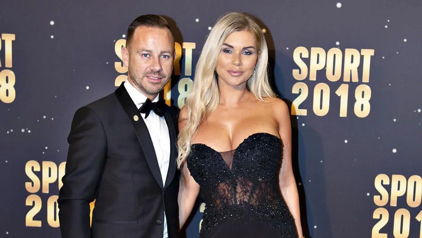 Privat danner Nicki Pedersen par med Natascha Ohlin, og de bor sammen i Pedersens kæmpevilla ned til havet i Middelfart. Her ses de på røde løber før DR's store sportshow Sport2018 i Boxen i Herning. (Foto: Henning Bagger/Ritzau Scanpix)