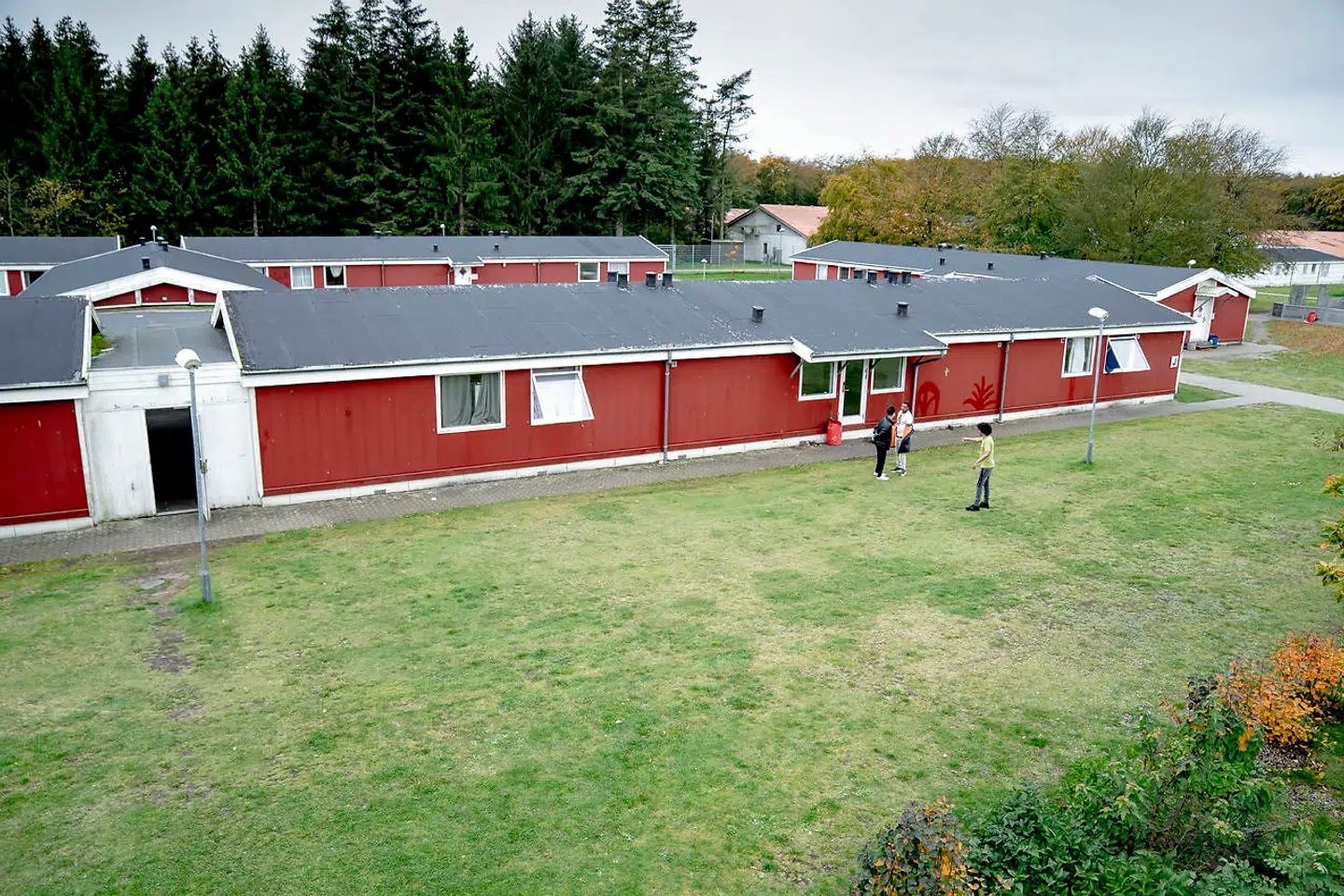 Udrejsecenter Kærshovedgårds barakker huser i dag fem personer dømt for terror. De kan komme og gå fra centeret, som de vil.