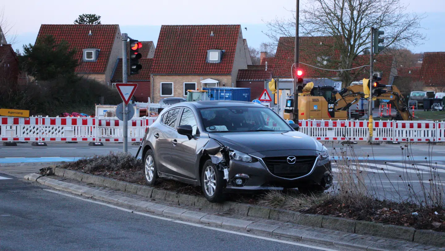 Den 24-åriges Mazda endte i et vejskilt på Klampenborgvej i Lyngby.