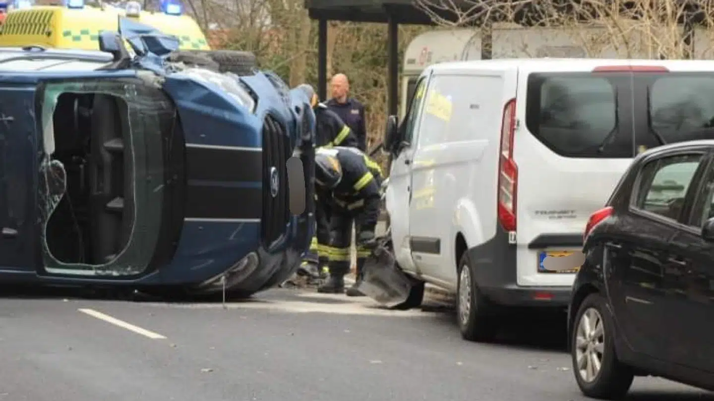 Varevognen væltede om på siden, da den kørte ind i to parkerede biler. Foto: Presse-fotos.dk.