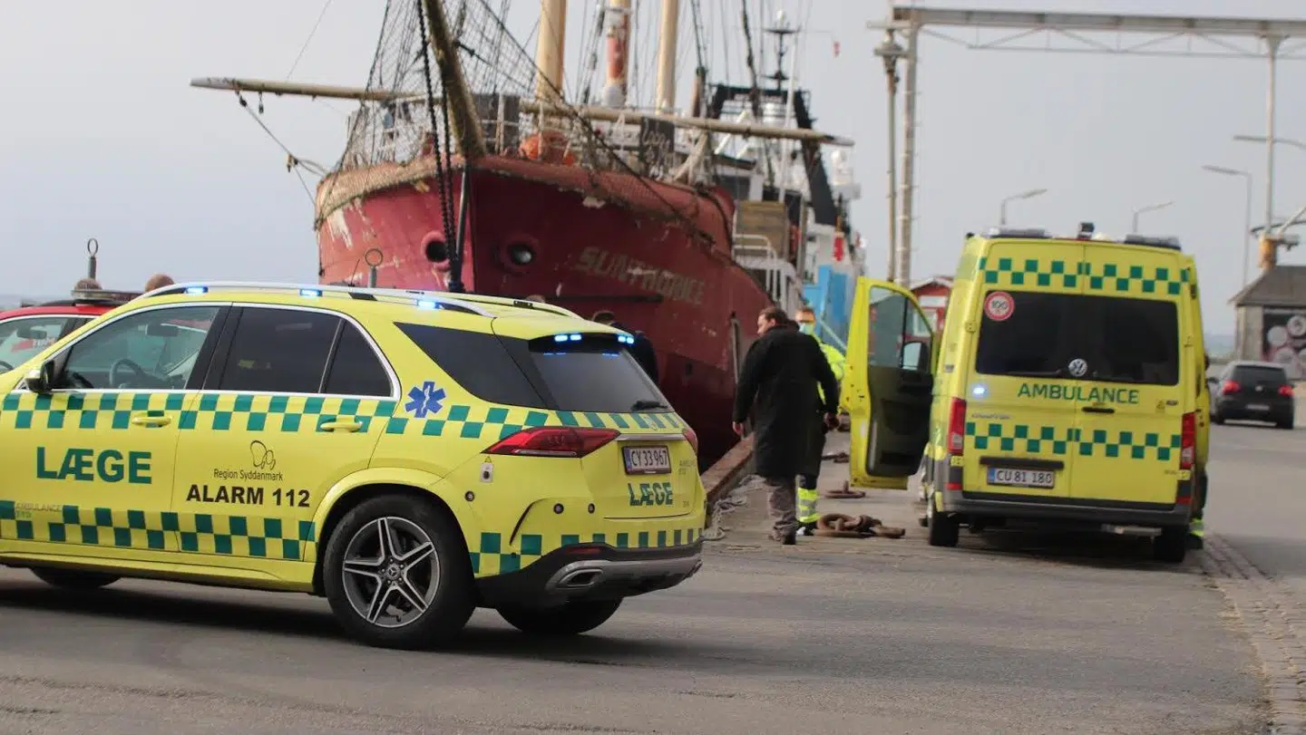 Lægebil og ambulance ved havnen i Assens i forbindelse med en drukneulykke.