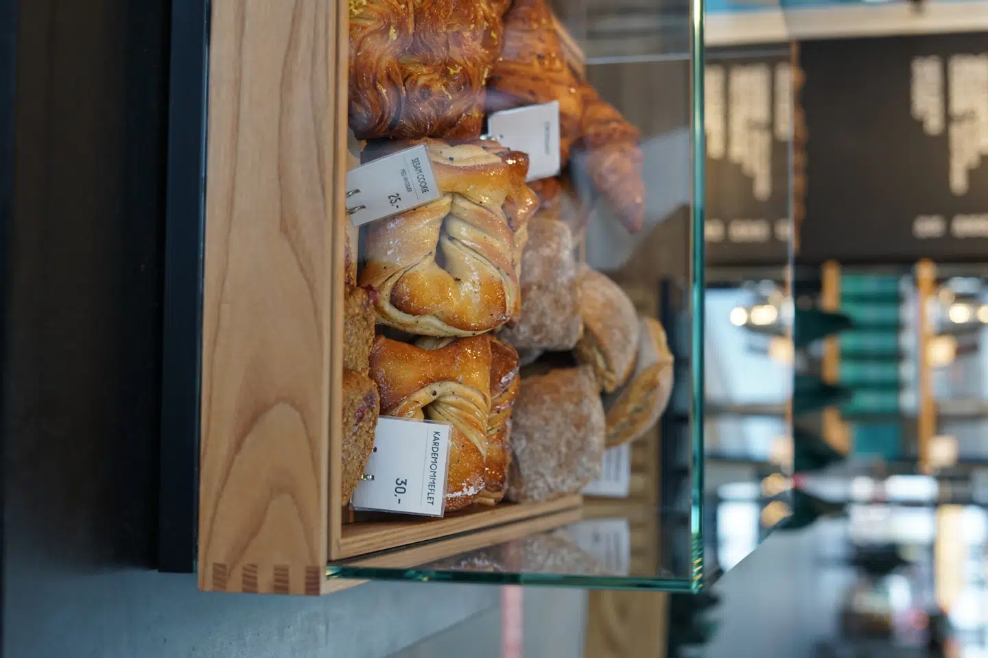 Det nye signaturbagværk har også fundet vej til Torvehallerne, hvor en af Coffee Collectives kaffebarer ligger.