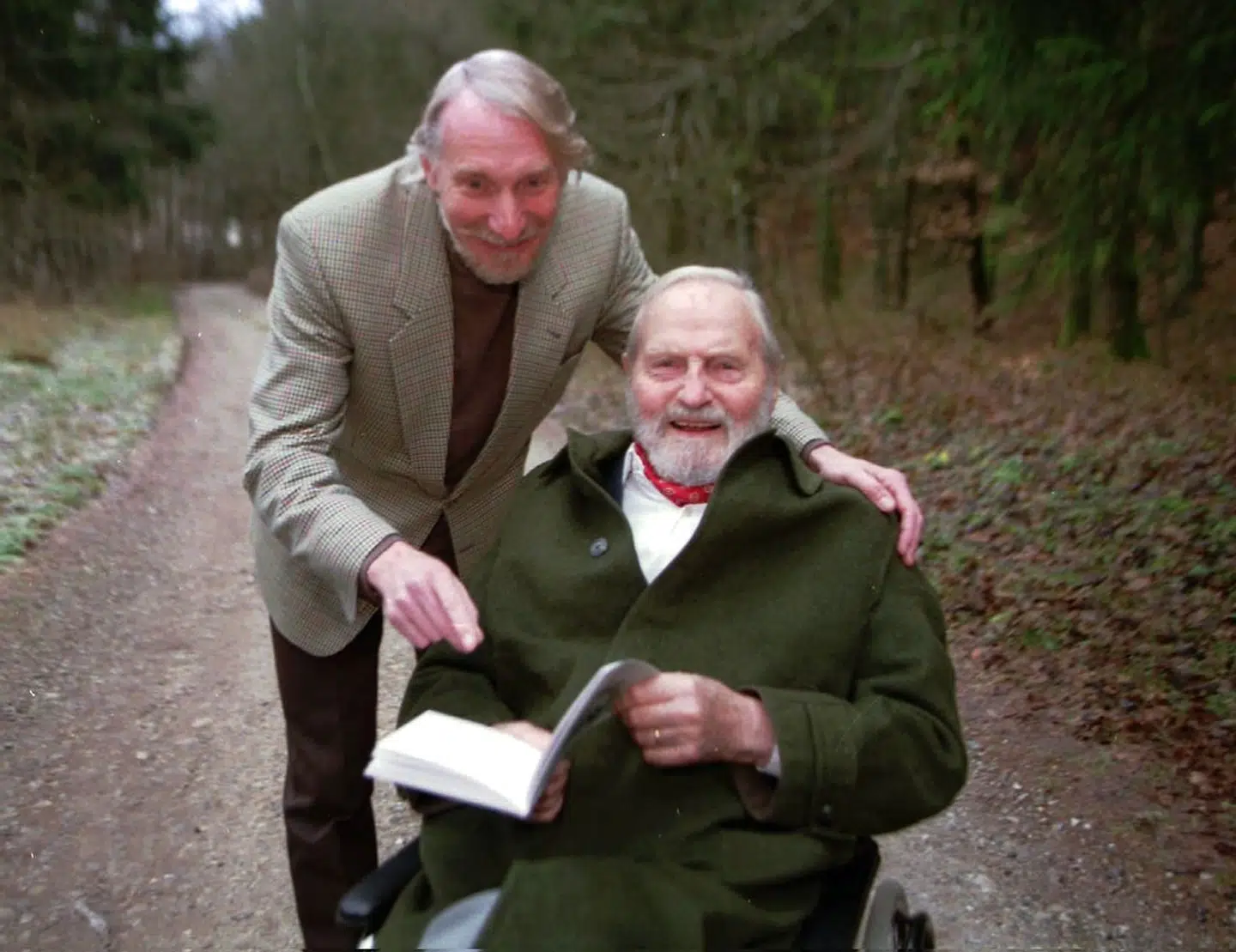 En bog om den navnkundige statsskovrider og spejderfører Jens Hvass, blev torsdag præsenteret på Rold Stor Kro. Jens Hvass var skovrider i Rold Skov i mere end 30 år. Her ses han (forrest) på en lille tur med forfatteren Helge Qvistorff. NORDFOTO1994