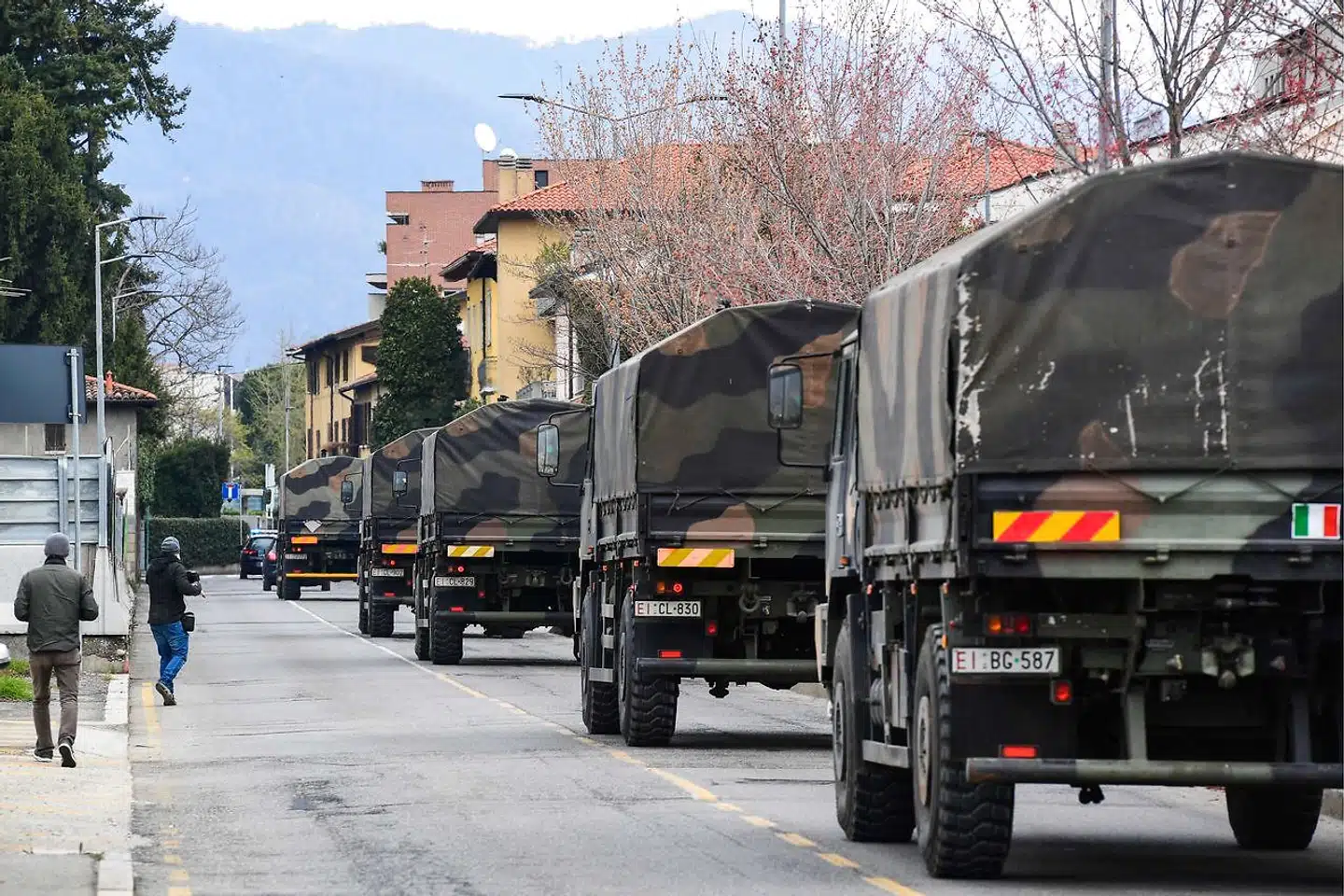 Militæret måtte træde til og hjælpe med at transportere døde væk, da pandemien ramte Italien sidste år.