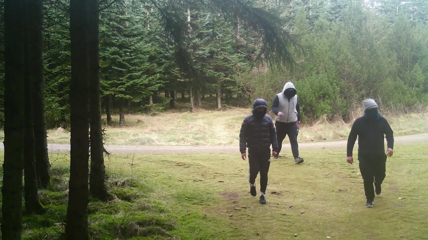 Beboere på Kærshovedgård – iført masker – har flere gange brugt naboejendommen som passage til en nærliggende skov, hvor ingen ved, hvad de foretager sig. Personerne på billedet er beboere på Kærshovedgård, men er ikke de tiltalte i retssagen på Frederiksberg. Foto: privatfoto