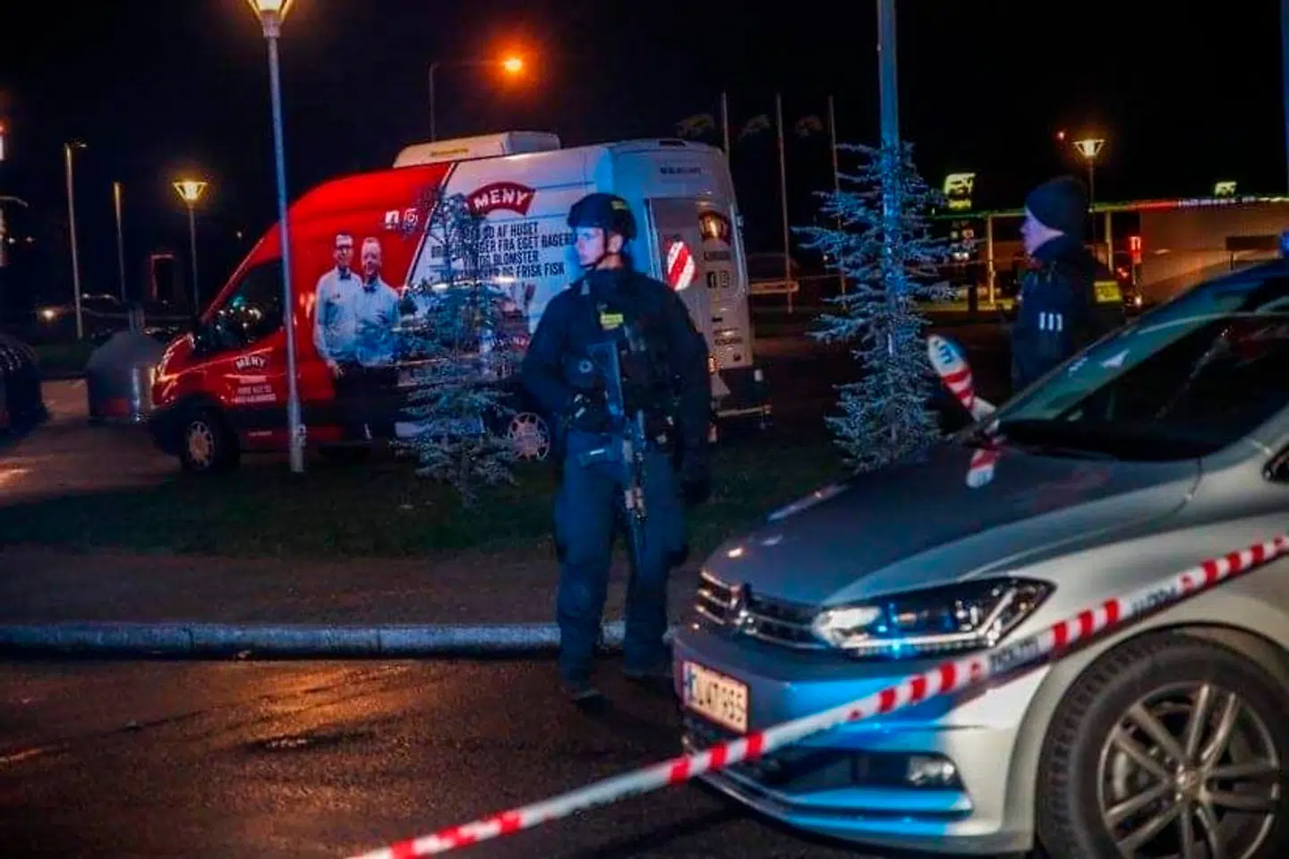 En talstærk og kraftigt bevæbnet politistyrke rykkede ud umiddelbart efter skyderiet på parkeringspladsen ved supermarkedet Meny i Kalundborg 17. november 2020.