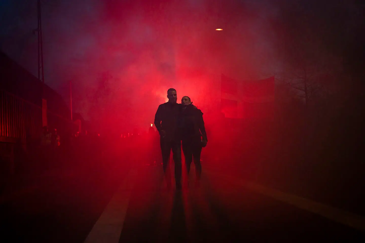 Morten Jakobsen, stifter og del af ledelsen af Men In Black, går forrest i demonstrationen, der var badet i røde romerlys.