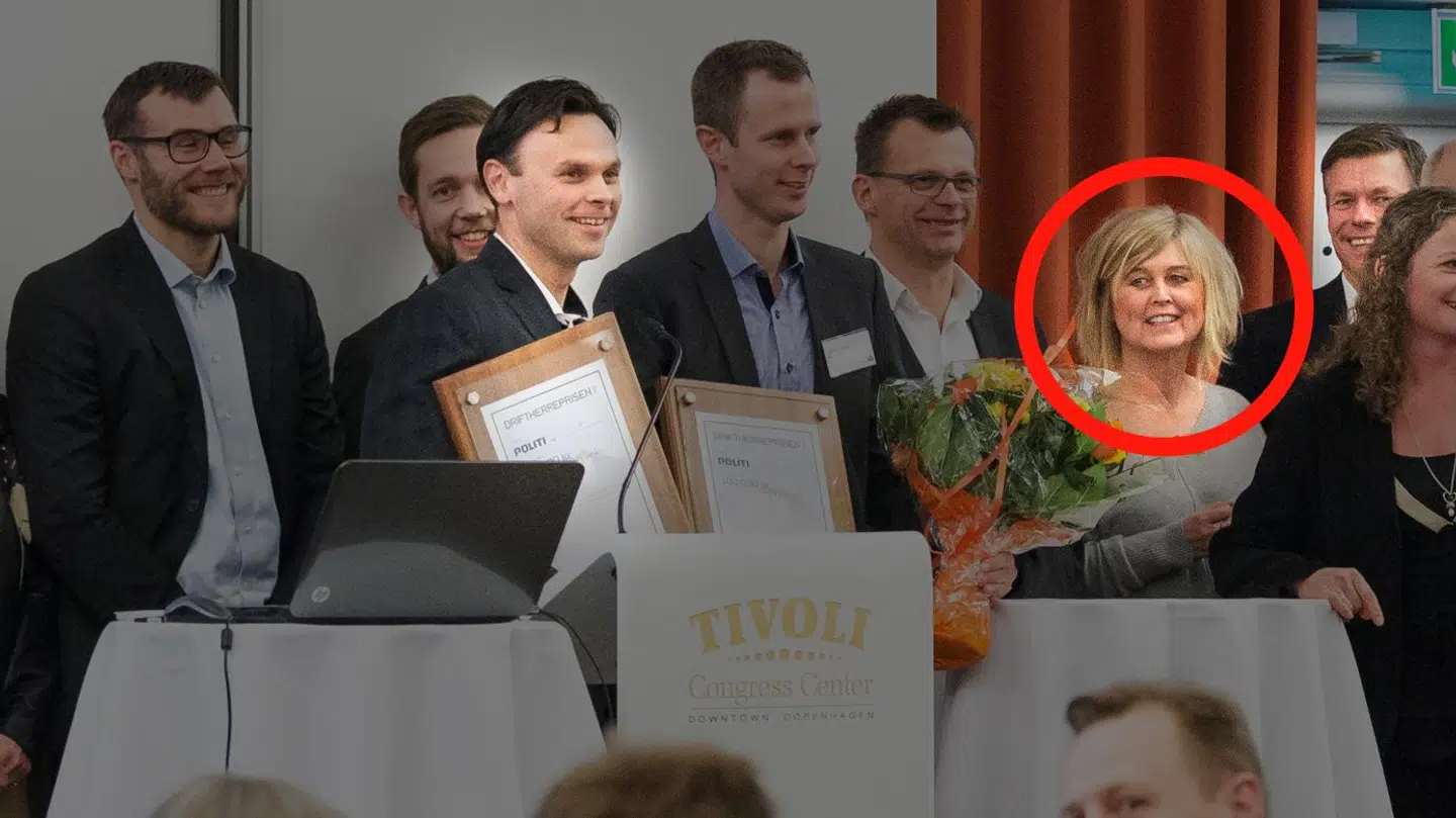Bettina Jensen (rød ring) modtager Driftsherreprisen i Tivoli Congress Center. Også Coor-direktørerne Claus Fibiger (næstyderst til venstre) og Jørgen Utzon (bag Bettina Jensen) modtager prisen.