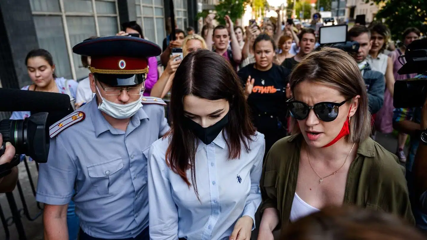 Her ankommer den ene af de tre søstre, Maria Khachaturyan, til retten i Moskva 28. juli 2020.Sagen har fået massiv opmærksomhed både i Rusland, men også i resten af verden. Foto: Dimitar Dilkoff