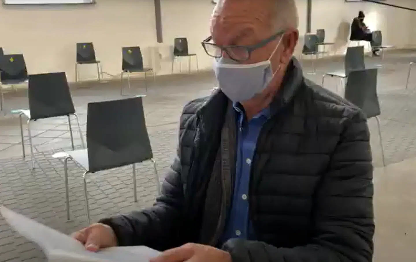 Mogens og de øvrige borgere skal vente i 20 minutter, fra de har modtaget vaccinen, til de må gå. De skal observeres i forhold til mulige bivirkninger.