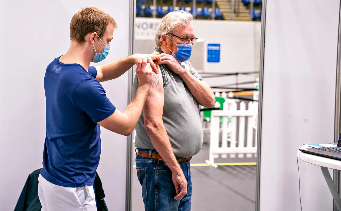 Vaccination mod covid-19 af borgere på vaccinationsstedet i Arena Nord i Frederikshavn, mandag 12. april 2021. (Foto: Henning Bagger/Ritzau Scanpix)