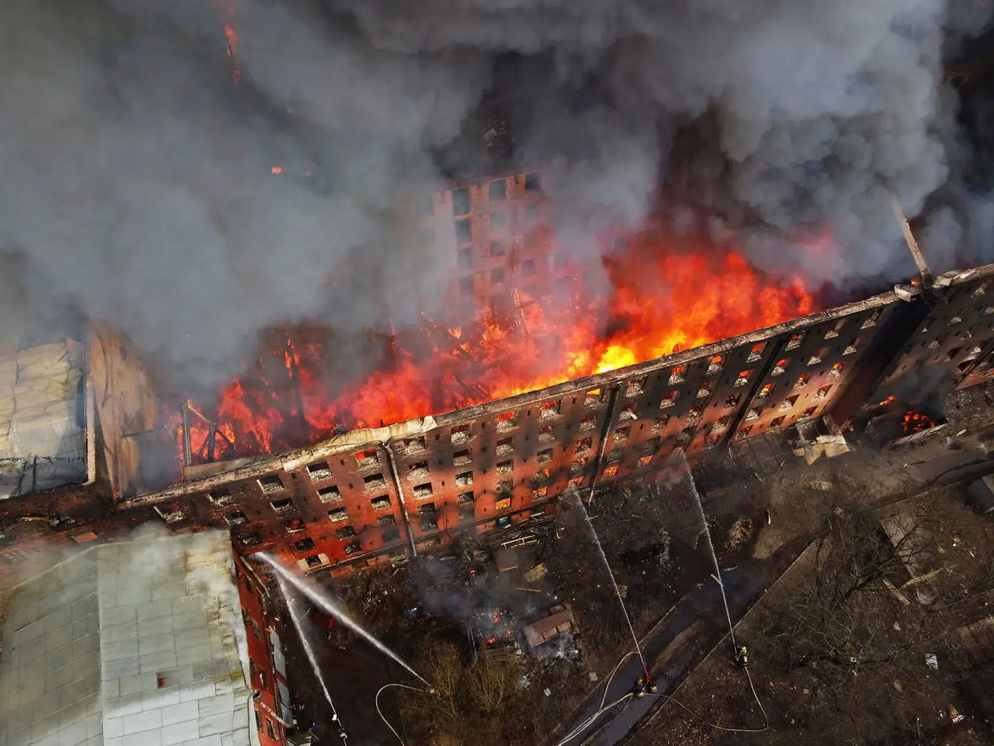 Brandmænd kæmper for ar slukke kæmpebranden på Nevskaya Manufaktura-bygningen i St. Petersborg, Rusland.