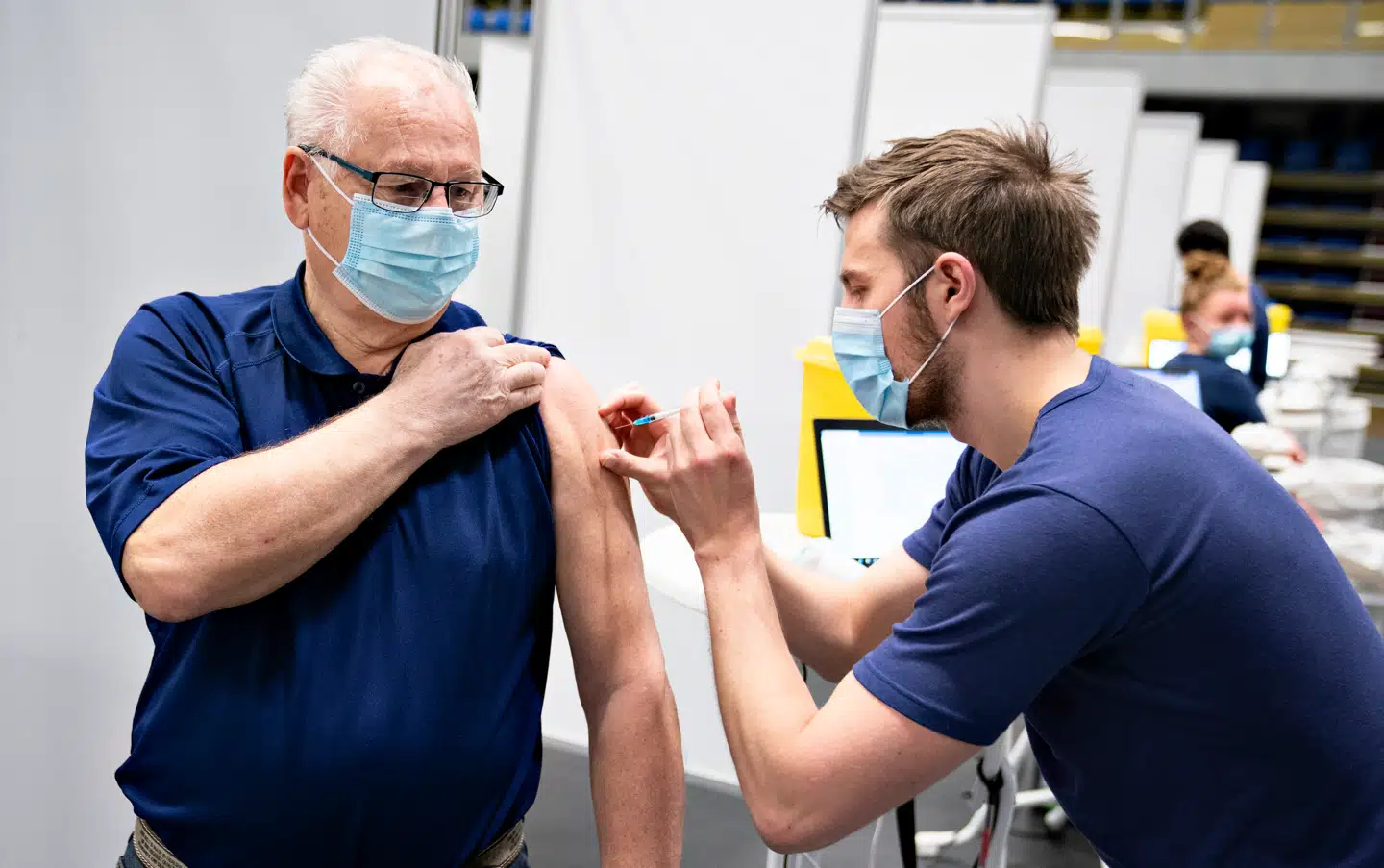 Danmark har stoppet brugen af AstraZenecas vaccine efter flere vaccinerede fik blodpropper og blødninger. I mens fortsætter vaccinationerne med de andre godkendte vacciner fra Pfizer/BioNTech og Moderna.