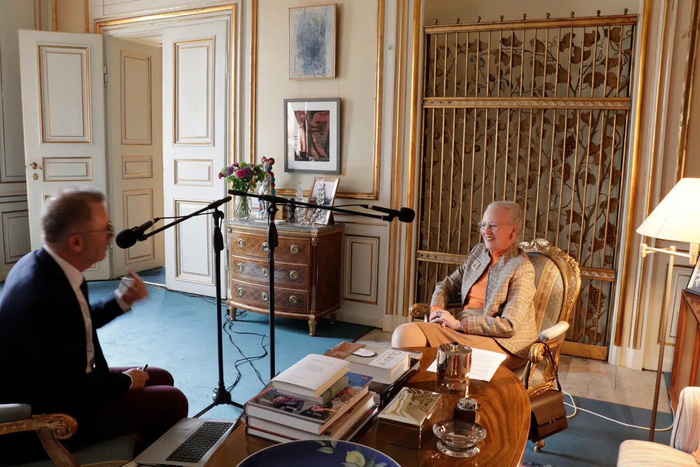 Radioværten Adrian Hughes har interviewet Dronning Margrethe i anledning af hendes 81-års fødselsdag. Foto DR.