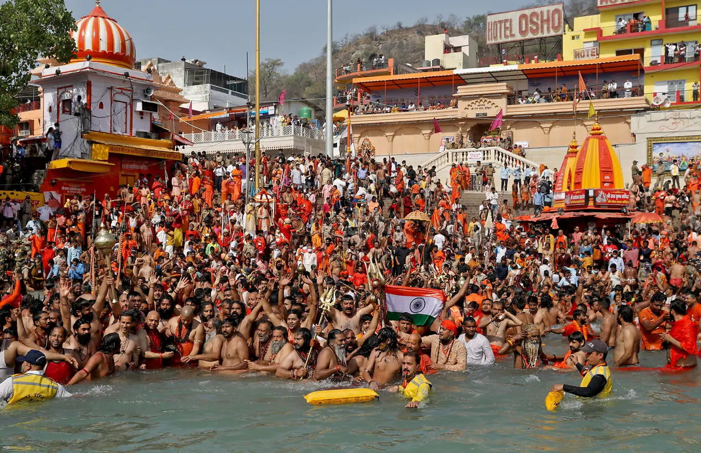 Hinduerne tager et bad i floden Ganges under Kumbh Mela.