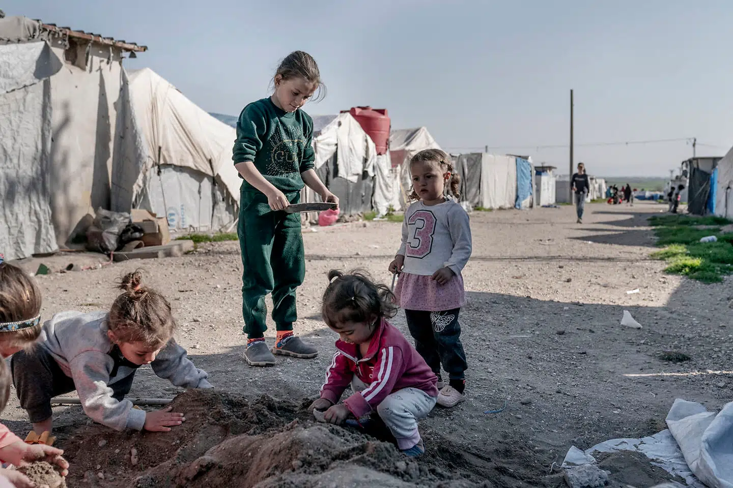 Uidentificerede børn leger på en af jordvejene i den kurdiske fangelejr al-Roj i det nordøstlige Syrien. Arkivfoto: Asger Ladefoged