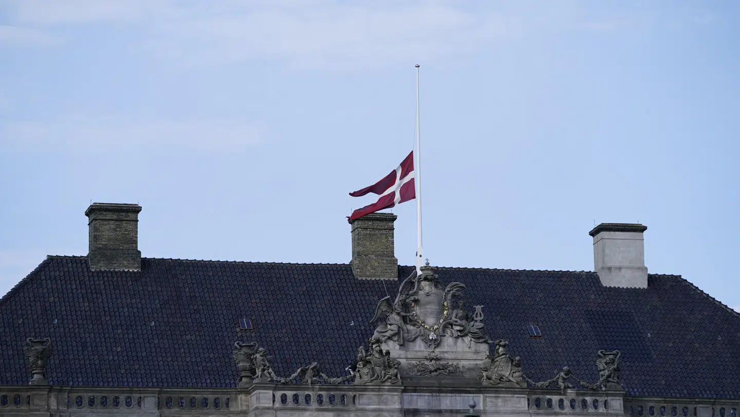 Der flages på halv stang på Amalienborg Slot i København, lørdag den 17. april 2021. Dronning Margrethe har besluttet at der flages på halv stang på Amalienborg Slot i anledning af prins Philip, Hertugen af Edinburghs begravelse. Prinsens begravelse finder sted fra St George's Chapel ved Windsor Castle. Prins Philip, der blev født som Prins af Grækenland og Danmark, døde den 9. april. Prins Philip blev 99 år.