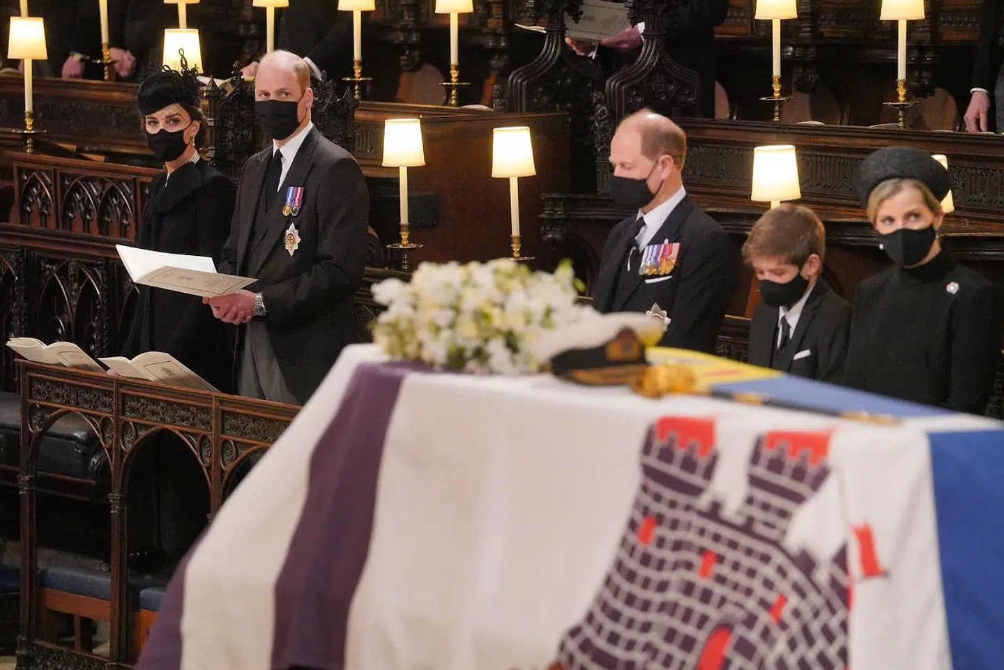 Prins William og prins Harry sad påfaldende langt fra hinanden i kirken, bemærker B.T.s internationale korrespondent, Jakob Illeborg.