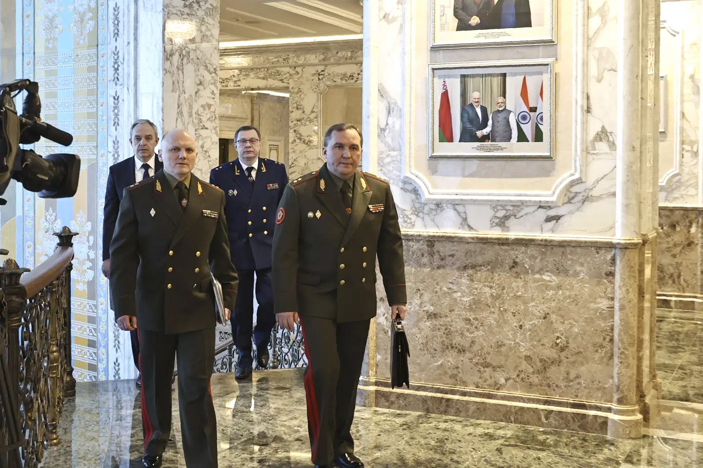 Ifølge direktøren for Hvideruslands KGB-tjeneste, Ivan Tertel (forrest til venstre), var forberedelserne til et væbnet oprør i fuld gang. (Arkivfoto) Sergei Sheleg/Ritzau Scanpix