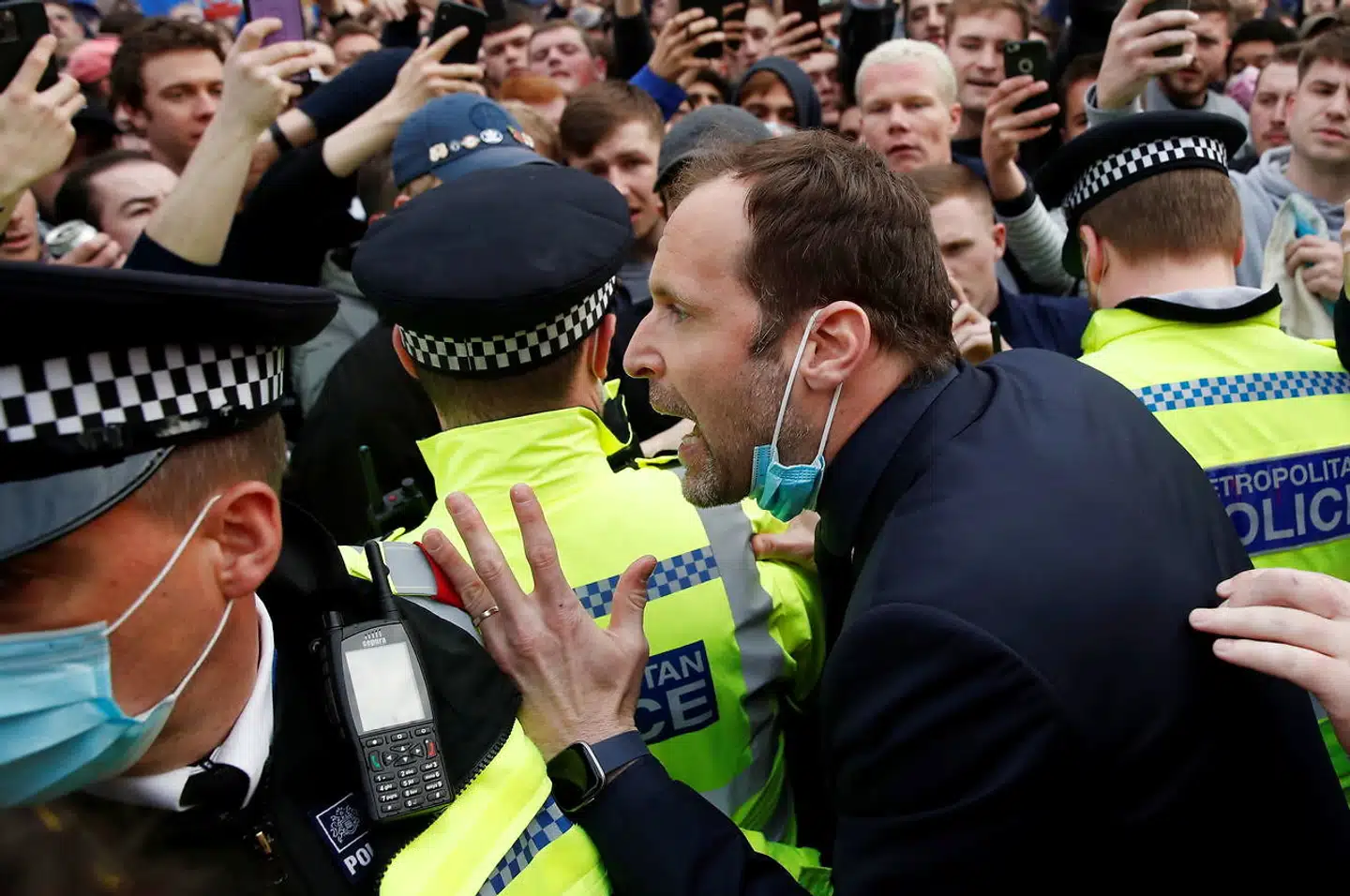 Peter Cech, teknisk direktør i Chelsea, var til stede, da mange Chelsea-fans demonstrerede mod Super League inden holdets hjemmekamp tirsdag aften mod Brighton.