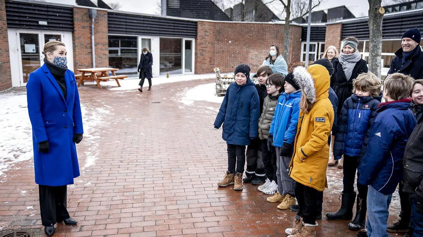 Så er det skoletid. Nej, ikke alligevel. Et stort antal danske skoler - det vides ikke hvor mange - fortsætter med fjernundervisningen. Børnene i 5-8 klasse kommer i stort omfang ikke til at blive undervist udendørs i den uge, hvor de ikke kunne være indenfor.