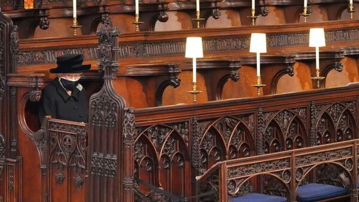 Klædt i sort og med mundbind sad den 94-årige dronning alene.