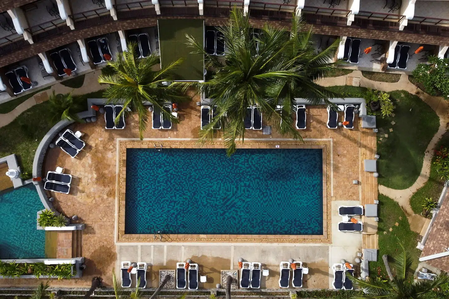 Hotellet i Karon, Phuket, har åbent. Solsengene er tomme.