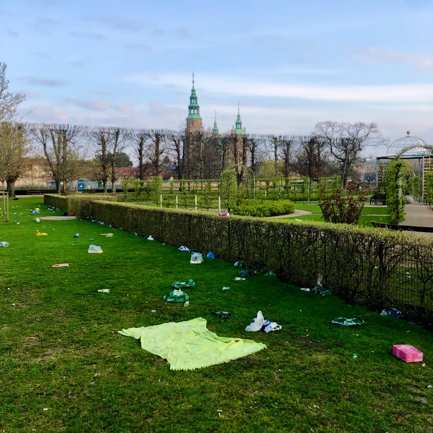Også tæpper er blevet ladt tilbage på Kongens Have plæner.