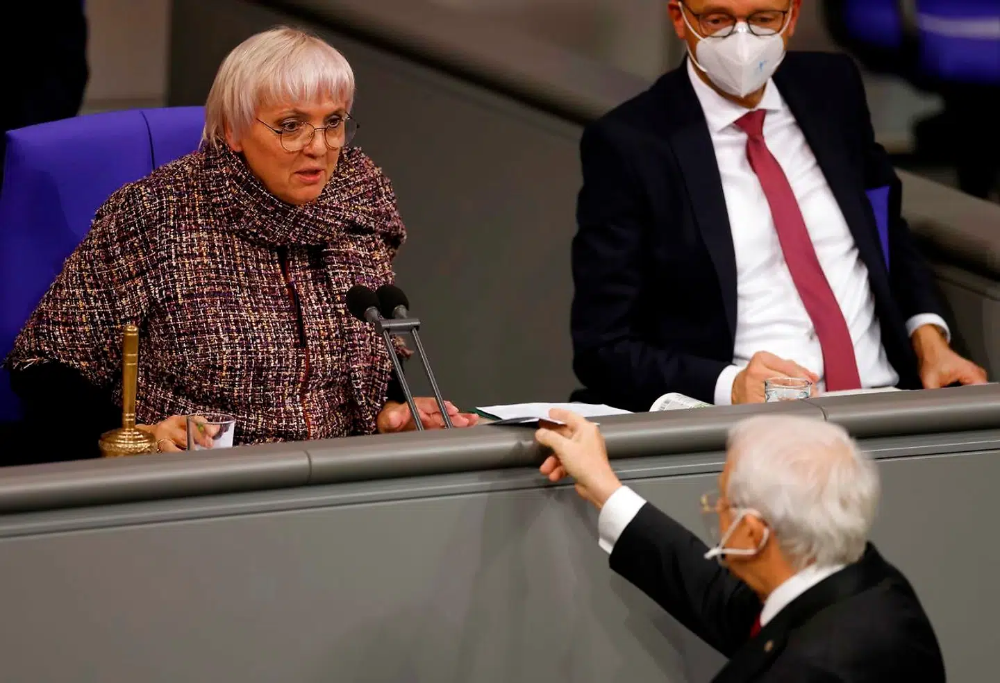 Claudia Roth i den tyske forbundsdag under en debat med det højrenationale AfD og et medlem af partiet (th.).