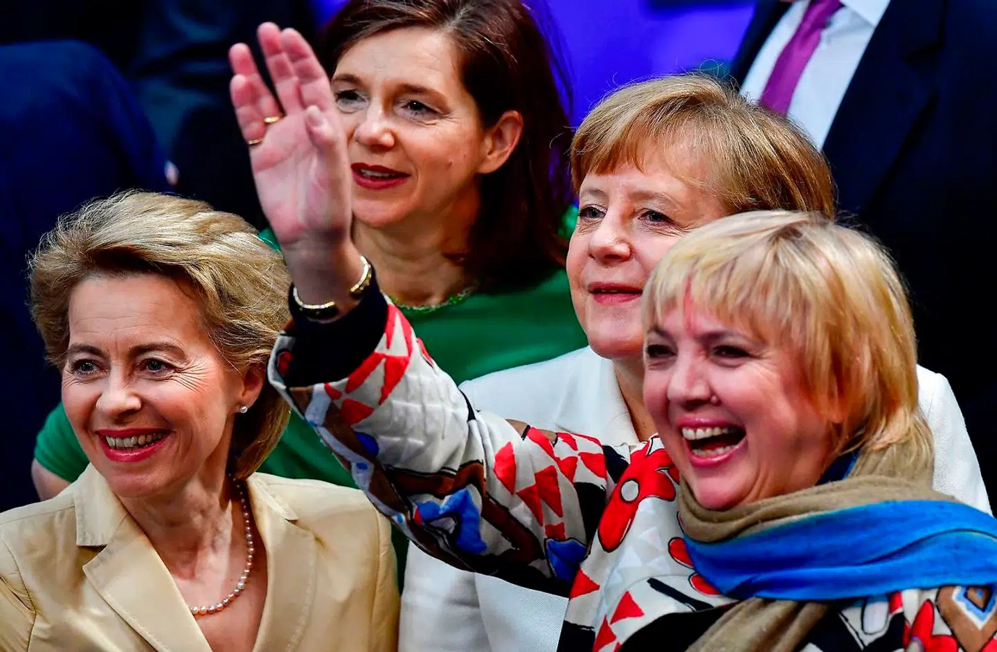 Claudia Roth (th.) har i en årrække været en markant og fremtrædende politiker i Tyskland. Her står hun i 2018 sammen med blandt andre kansler Angela Merkel og formanden for Europa-Kommissionen, Ursula von der Leyen (tv.), ved dannelsen af regeringen efter det seneste valg.