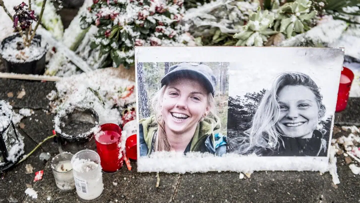 (ARKIV) Blomster og billeder til minde om 24-årige Louisa Vesterager Jespersen og 28-årige Maren Ueland foran Københavns Rådhus i januar 2019. Foto: Mads Claus Rasmussen/Ritzau Scanpix