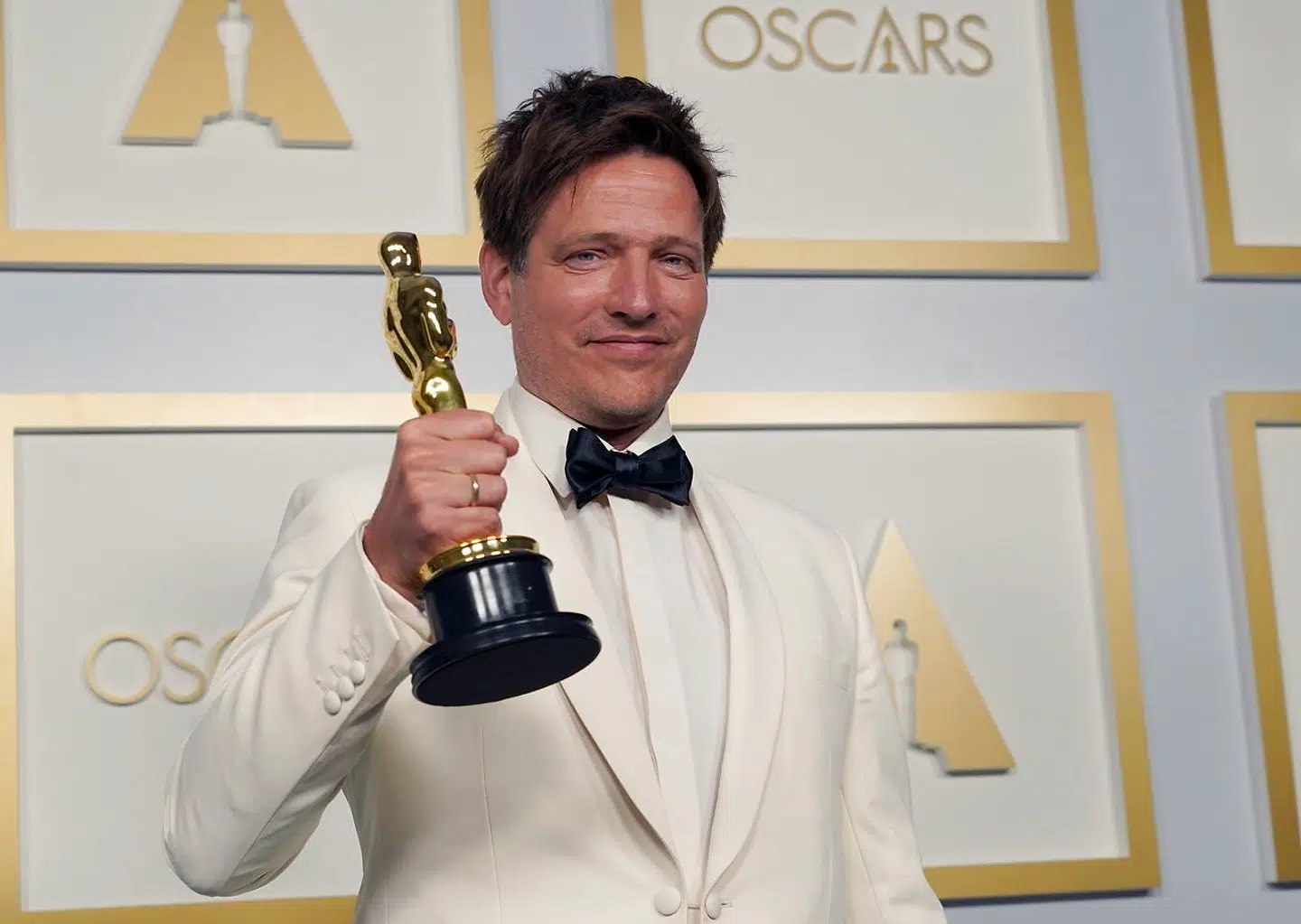 Thomas Vinterberg med sin Oscar for bedste internationale film.