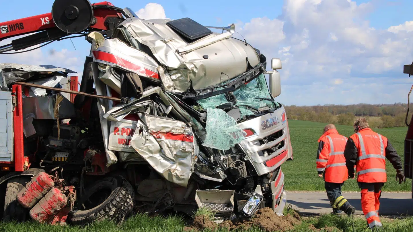 Lastbilen er blevet voldsomt skadet af sammenstødet med træet.