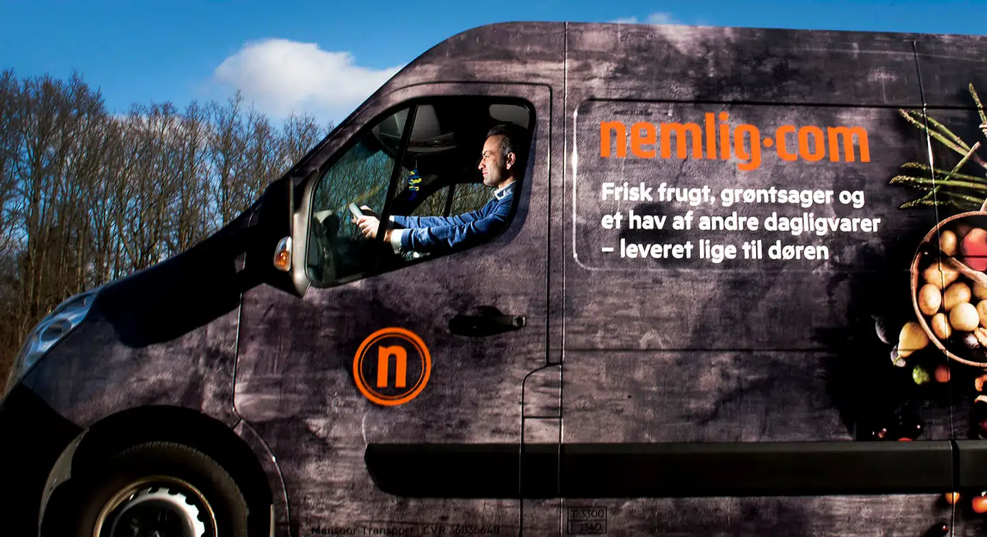 Stefan Plenge, stifter, ejer og administrerende direktør, i en Nemlig.com-bil. Virksomheden varsler nu en række ændringer, der skal sikre »ordentlige forhold« hos de underleverandører, som Nemlig.com hyrer deres chauffører igennem. Men ændringerne er ikke nok for fagforeningen 3F, der stadig kræver en overenskomst på området.
