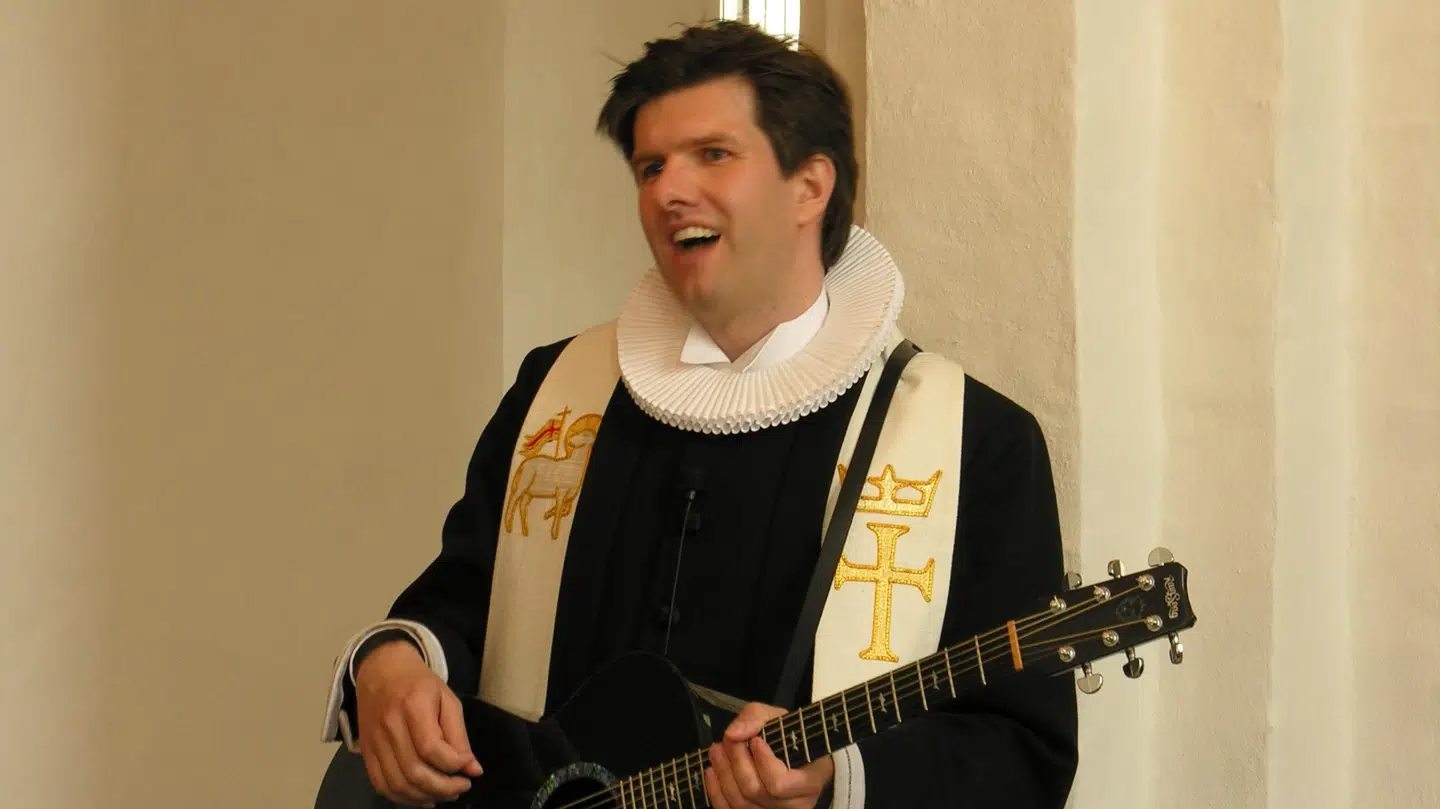 Præsten Thomas Gotthard var ikke bange for selv at være i centrum i kirken. Nu er han tiltalt for at have slået sin kone ihjel, som også var mor til to af hans børn.